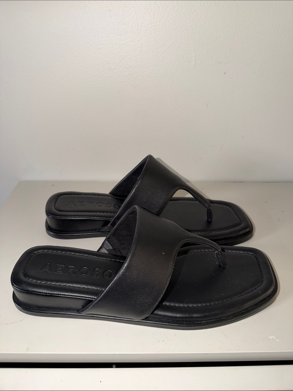 AEROSOLES Black Square-Toe Thong Sandals. Sz 10M - Picture 2 of 6
